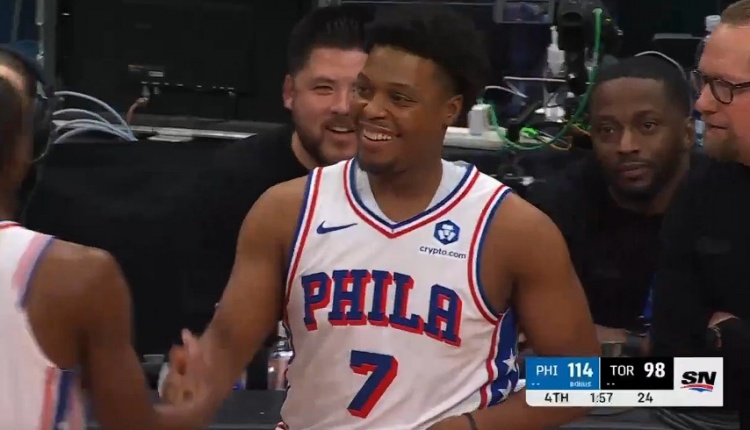 官方澳客网-队史绝对功臣！猛龙全场球迷为洛瑞送上掌声 后者在垃圾时间登场