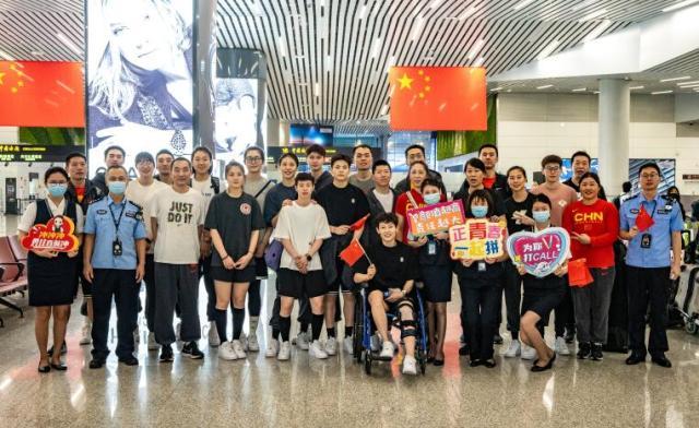 aoke-女篮凯旋回国 杨力维坐轮椅！韩旭将战大运会